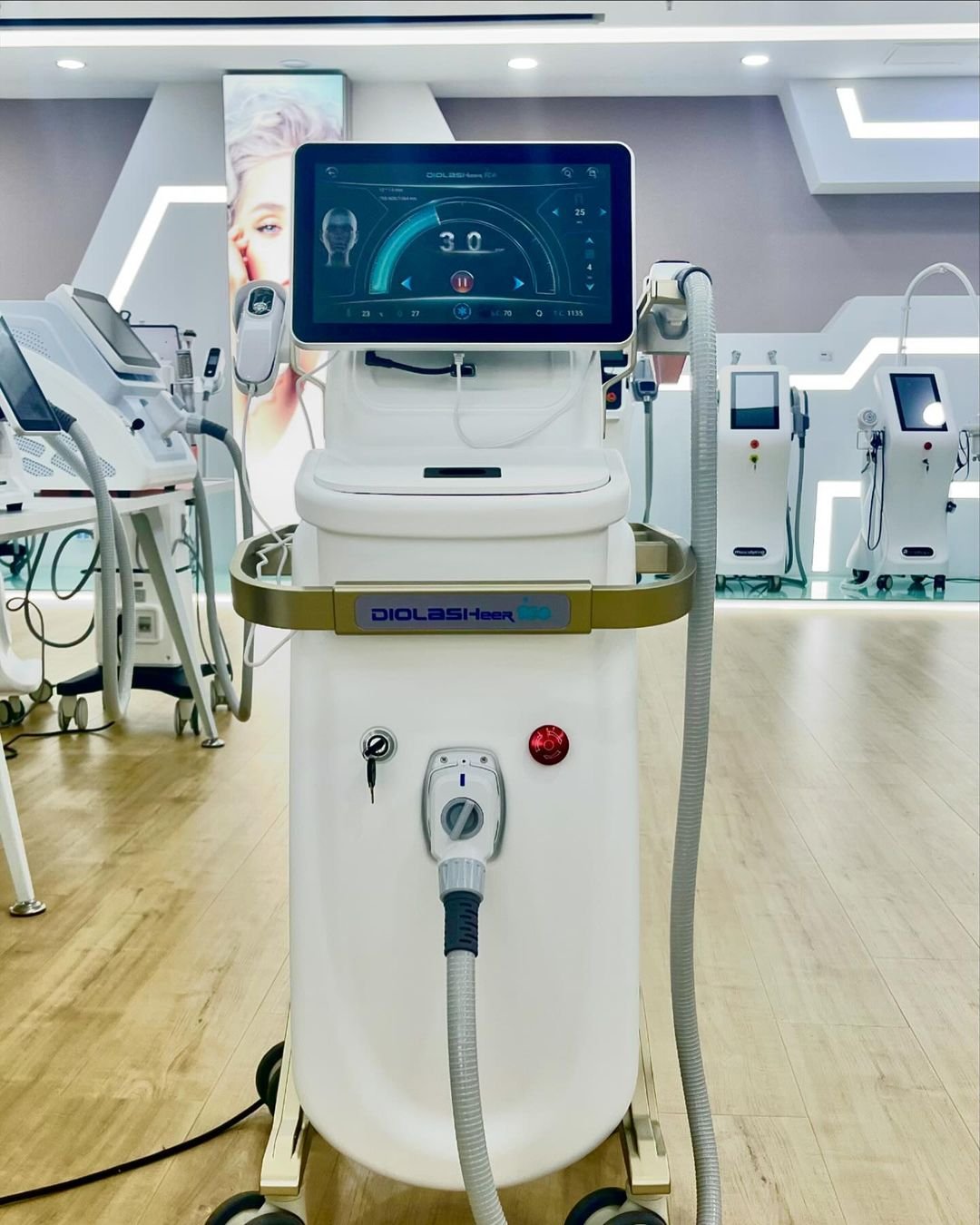 Latest Diode Laser machine- 2000 Watt strong power,less treat time-360 surrounding cooling system,faster cooling-replaceable treatment heads available,to meet all areas use (3)